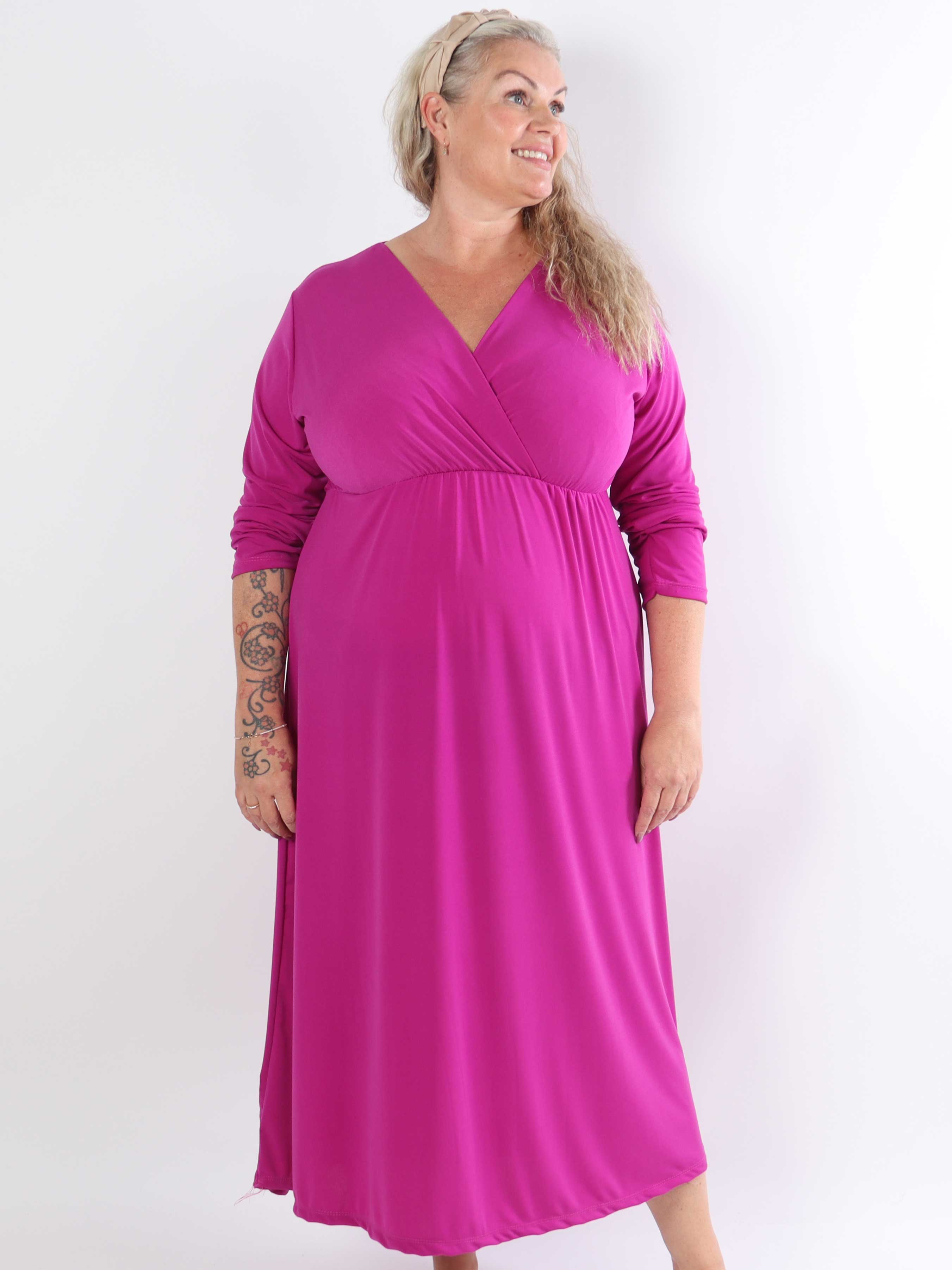 Nelly Plain - Elastisk plus size ensfarvet kjole i viskose